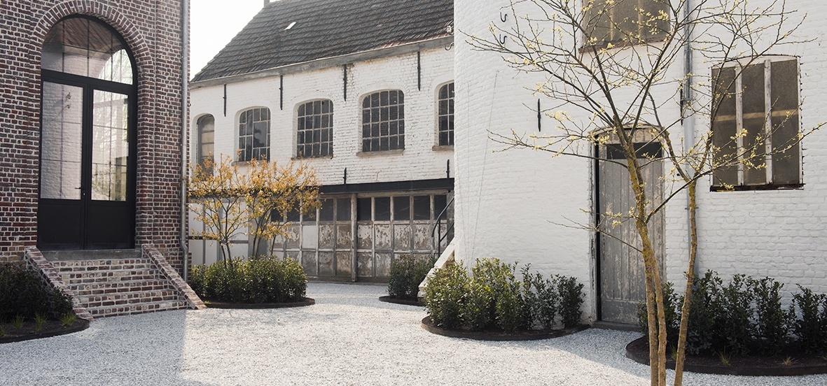 Architectuur van Cobras: verbouwing met bakstenen gevel en grote raampartijen
